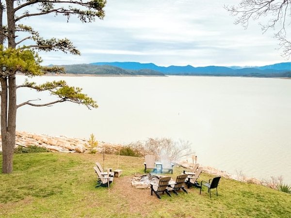 Comment organiser un itinéraire de randonnée-camping autour des volcans d'Auvergne?